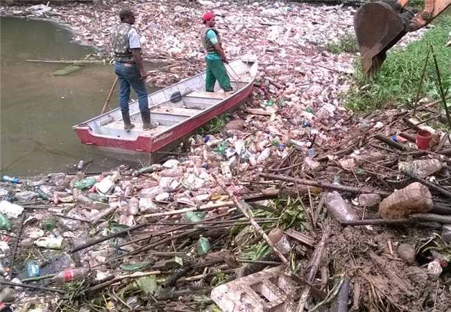 Prefeita Cici acompanha trabalhos de limpeza do Rio Manhuaçu
